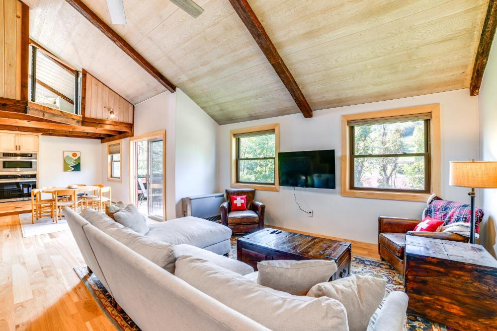 Skiers Paradise Townhome with Deck in Cortland!